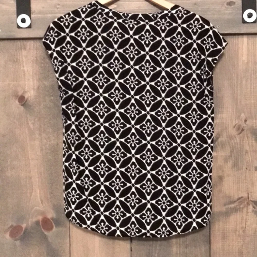 Old Navy black and white capped sleeve blouse XS - Picture 4 of 8